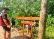 Mahasiswa KKN Kelompok 6 Tumpang Unira Perkuat Pengembangan Desa Wisata melalui Pemasangan Papan Informasi Patirtaan Sumber Wuni di Desa Kidal