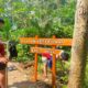 Mahasiswa KKN Kelompok 6 Tumpang Unira Perkuat Pengembangan Desa Wisata melalui Pemasangan Papan Informasi Patirtaan Sumber Wuni di Desa Kidal