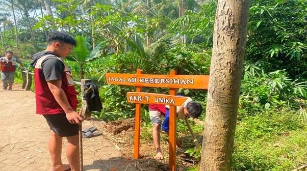 Mahasiswa KKN Kelompok 6 Tumpang Unira Perkuat Pengembangan Desa Wisata melalui Pemasangan Papan Informasi Patirtaan Sumber Wuni di Desa Kidal
