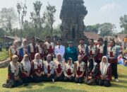 Upacara Kemerdekaan di Candi Kidal Libatkan Mahasiswa KKN UNIRA Kelompok 6 Tumpang