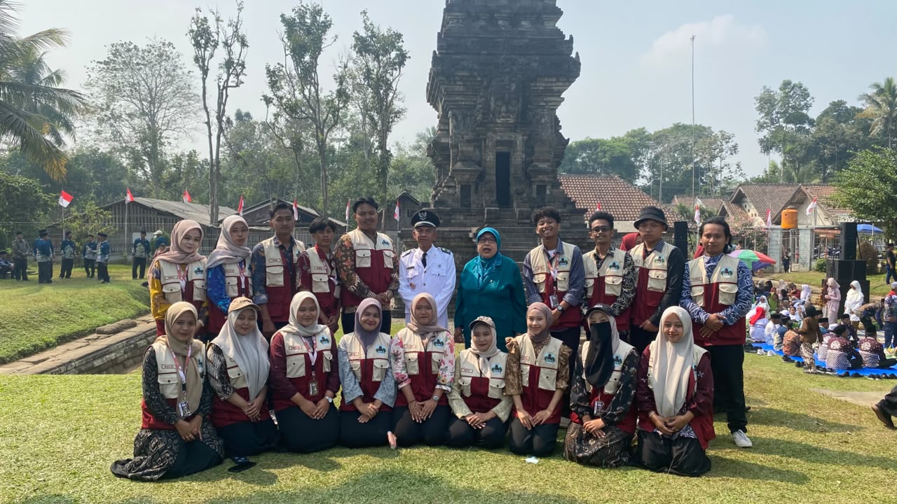 Upacara Kemerdekaan di Candi Kidal Libatkan Mahasiswa KKN UNIRA Kelompok 6 Tumpang