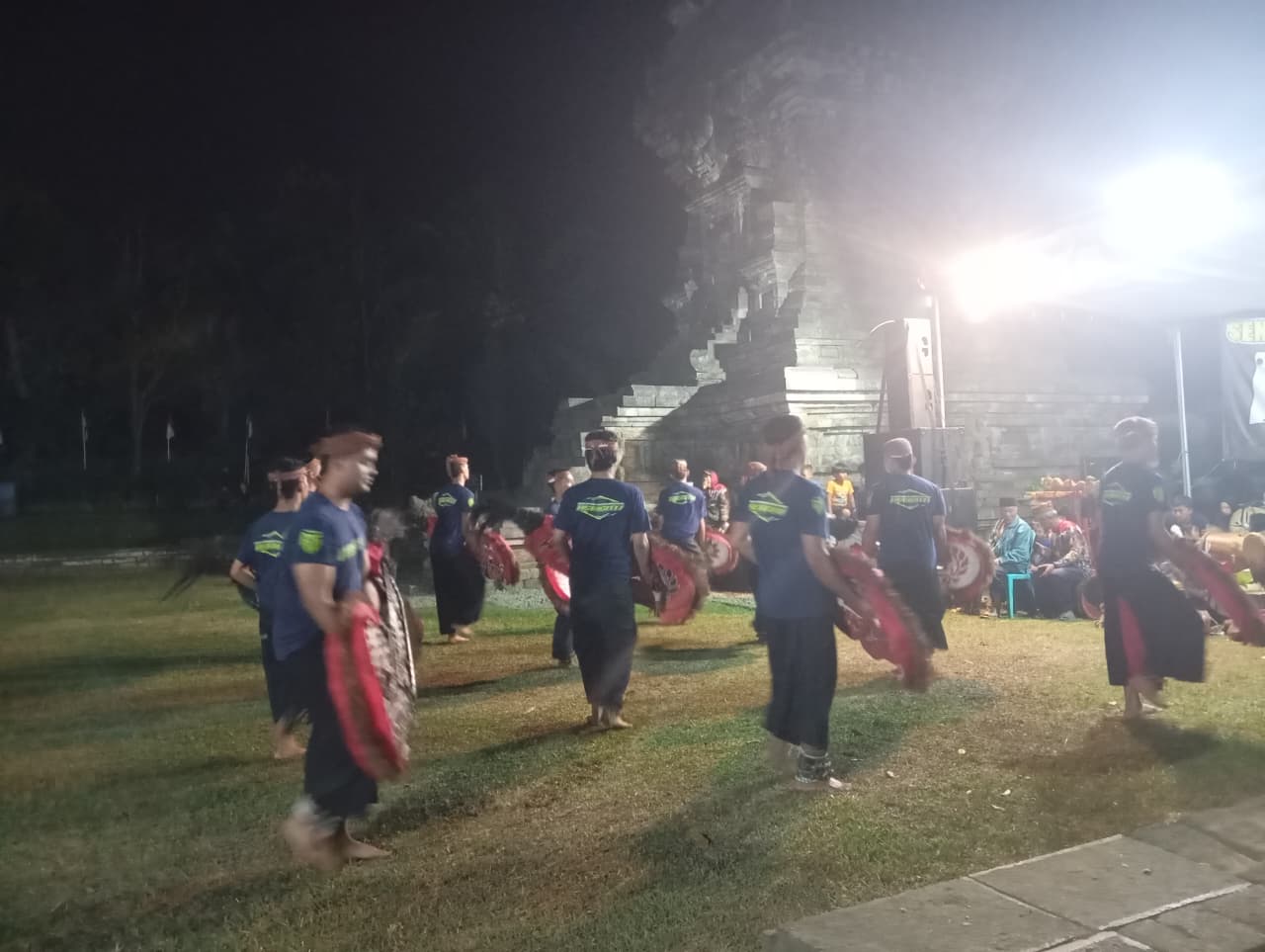 Jaranan Meriahkan Rangkaian Agustusan di Candi Kidal, Mahasiswa KKN UNIRA Kelompok 6 Tumpang Turut Menyaksikan