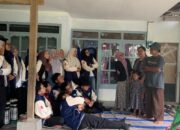 Mahasiswa KKN UNIRA Kelompok 6 Berpamitan kepada Juru Kunci Candi Kidal Setelah 40 Hari Pengabdian