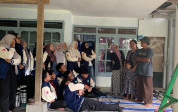 Mahasiswa KKN UNIRA Kelompok 6 Berpamitan kepada Juru Kunci Candi Kidal Setelah 40 Hari Pengabdian Mahasiswa KKN UNIRA Kelompok 6 Berpamitan kepada Juru Kunci Candi Kidal Setelah 40 Hari Pengabdian