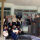 Mahasiswa KKN UNIRA Kelompok 6 Berpamitan kepada Juru Kunci Candi Kidal Setelah 40 Hari Pengabdian