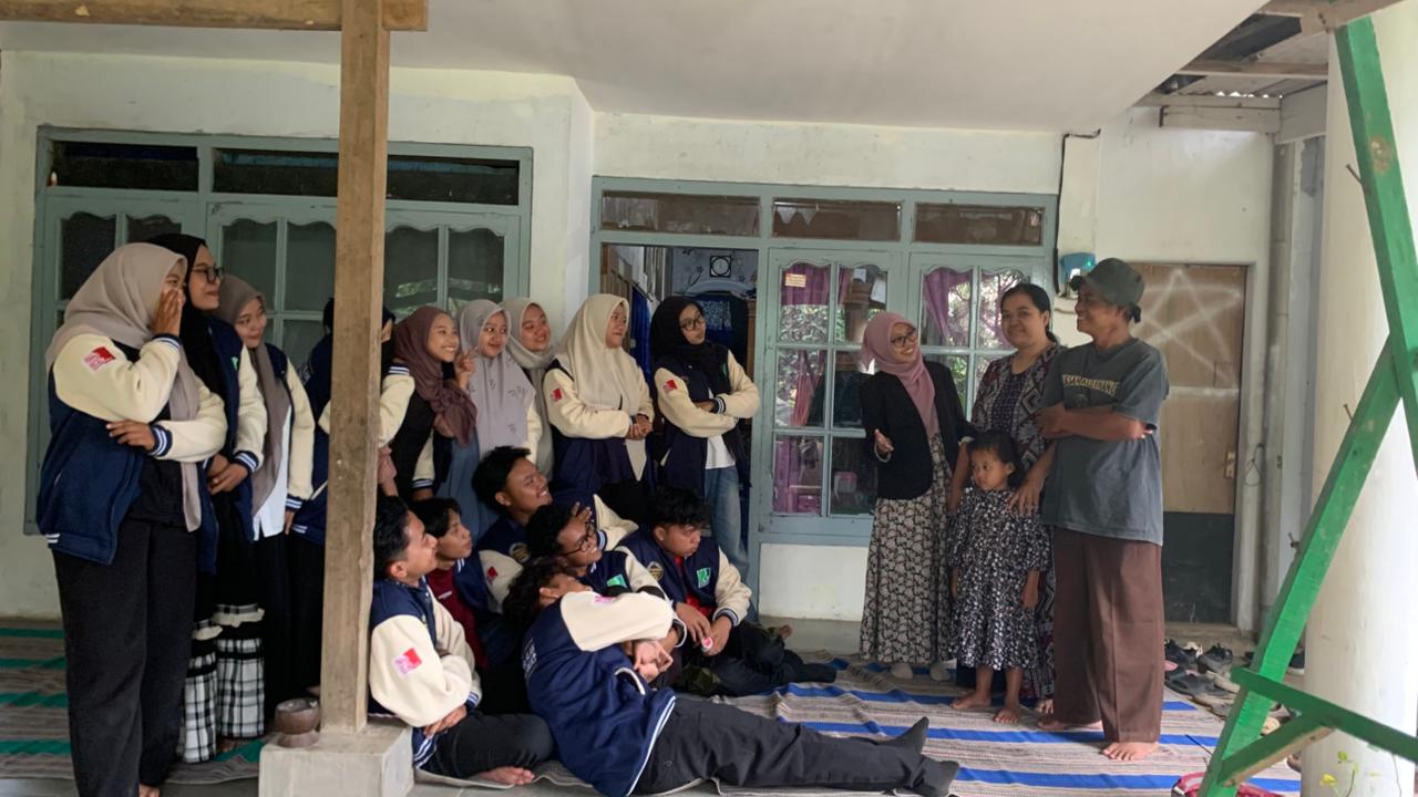 Mahasiswa KKN UNIRA Kelompok 6 Berpamitan kepada Juru Kunci Candi Kidal Setelah 40 Hari Pengabdian